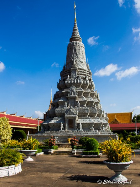 A statue in the courtyards outside of the Silver Pagoda.