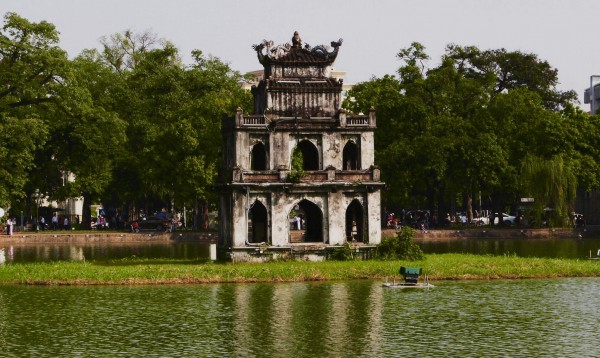 Tháp Rùa temple in the middle of the lake.